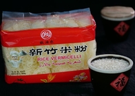 Macarronetes de aletria chineses do arroz sem glúten com salada vegetal